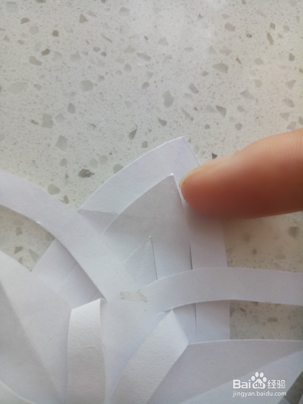 怎么用纸剪折出雪花