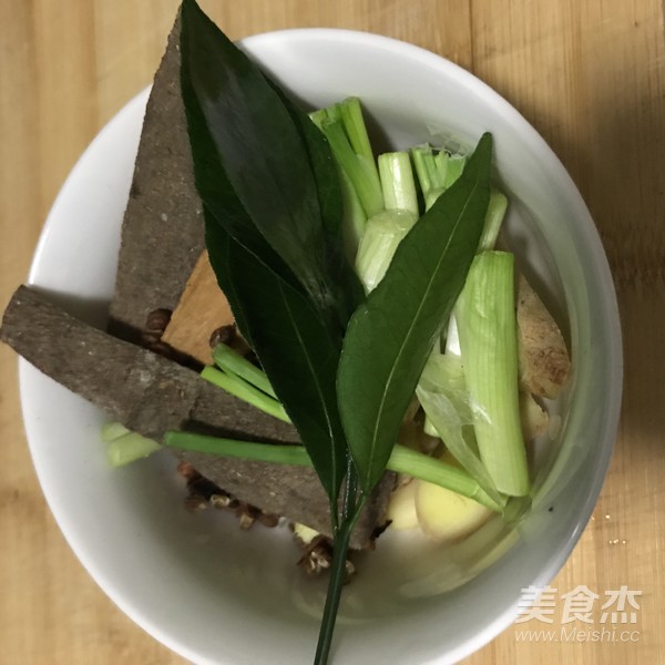 干煸乳猪肉的做法