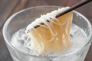 教大家做番茄火腿凉面