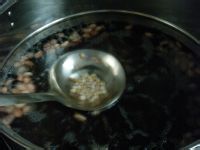 皮肤白皙光滑黑豆薏米百合汤的做法