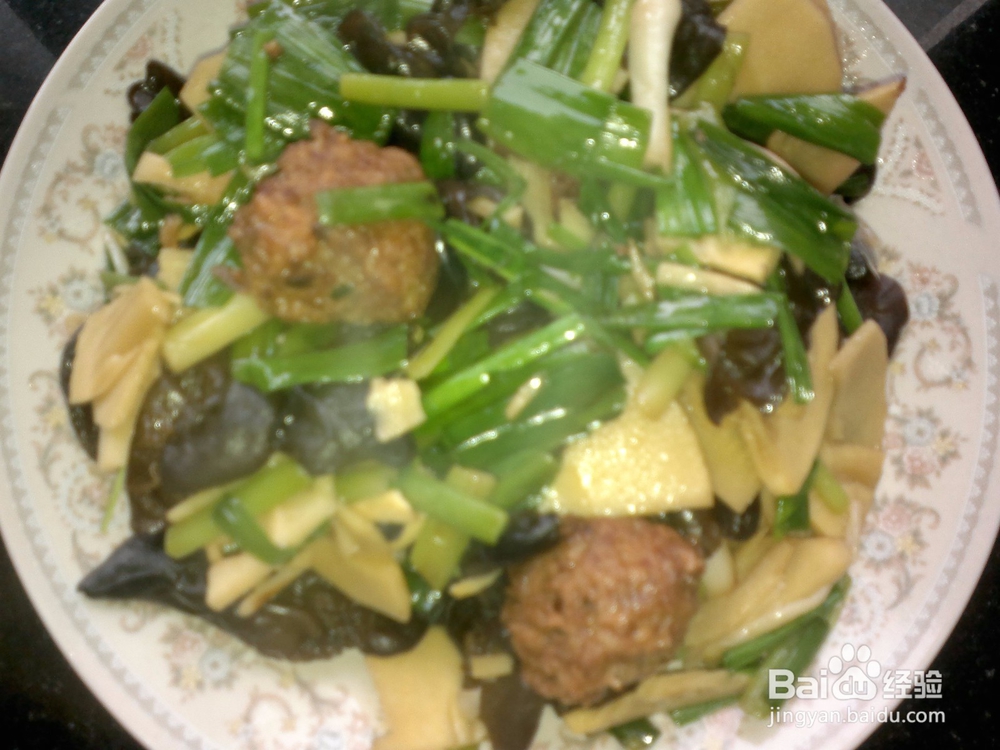 开春应季菜竹笋木耳炒蒜苗的做法