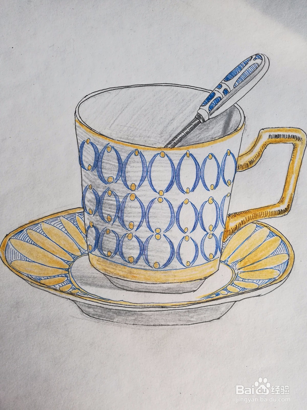 4 第四步把咖啡杯子上的蓝色装饰图案画出来,杯子口和被子下面涂上
