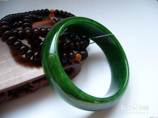 玉镯应该戴在哪只手呢?