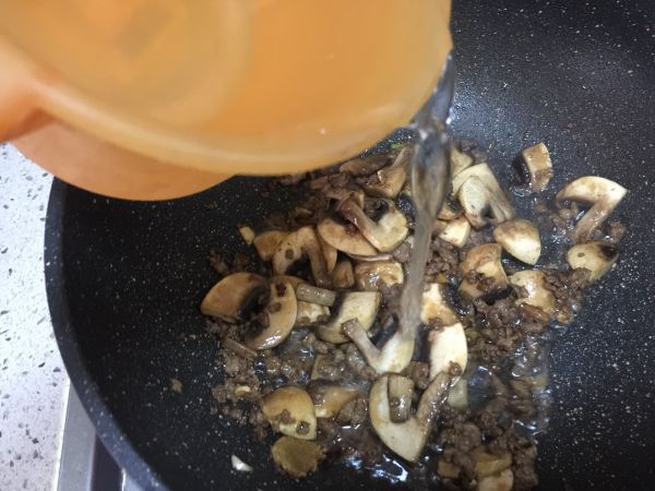 杂蔬肉沫鸡蛋面