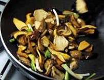 清炒五色牛肝菌