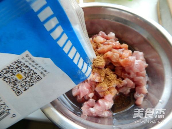 酱黄瓜肉丁拌荞麦面