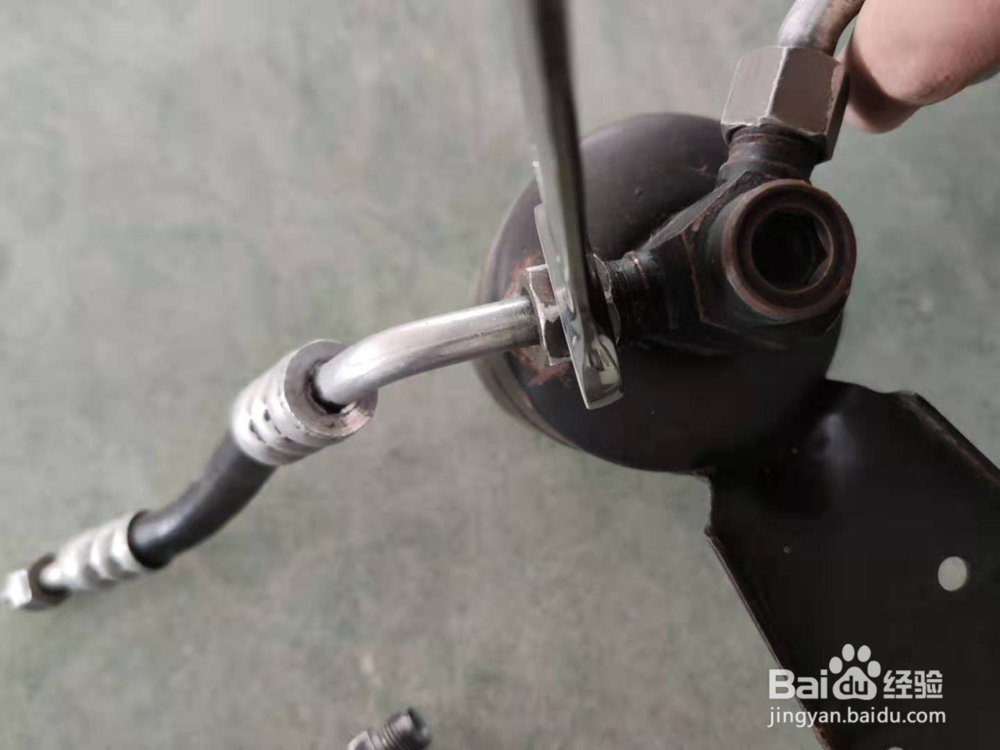 汽车空调制冷系统管路是怎么连接的？