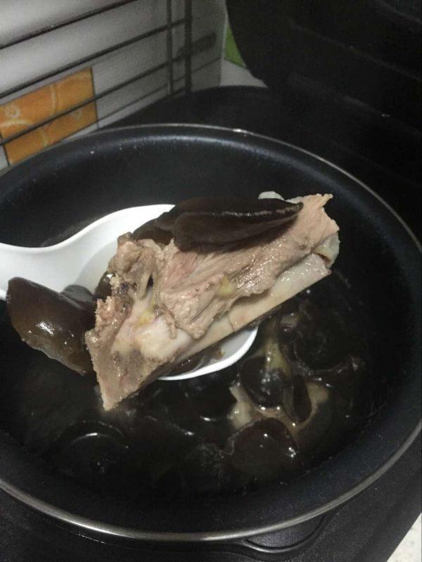 鲜鱿木耳猪骨汤