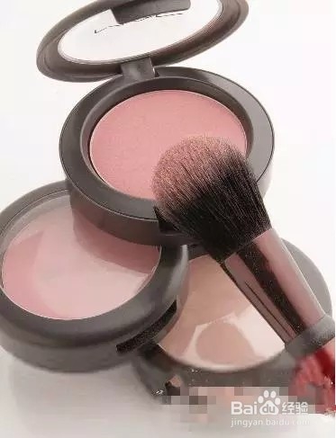 颧骨高怎么涂腮红？