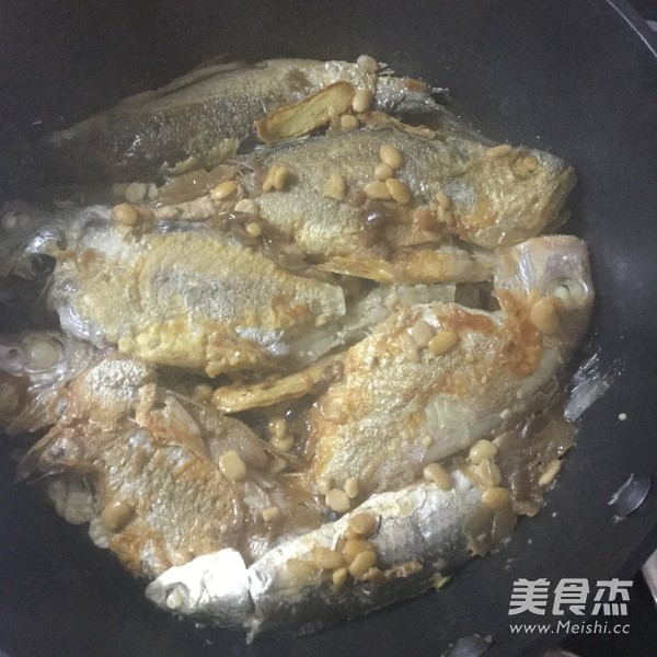 香煎杂鱼煲的做法