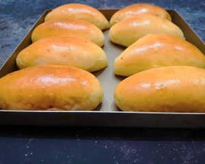 健康养生佳品草莓椰丝奶油包的做法