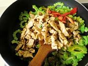 清热消脂：苦瓜炒肉片