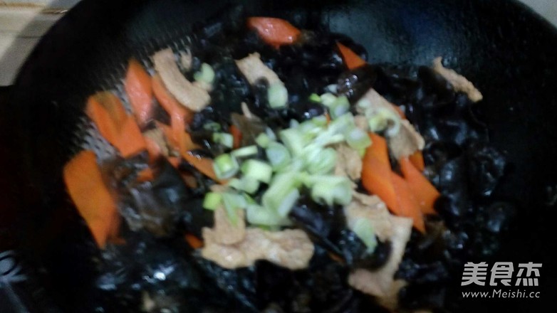 木耳炒肉的做法