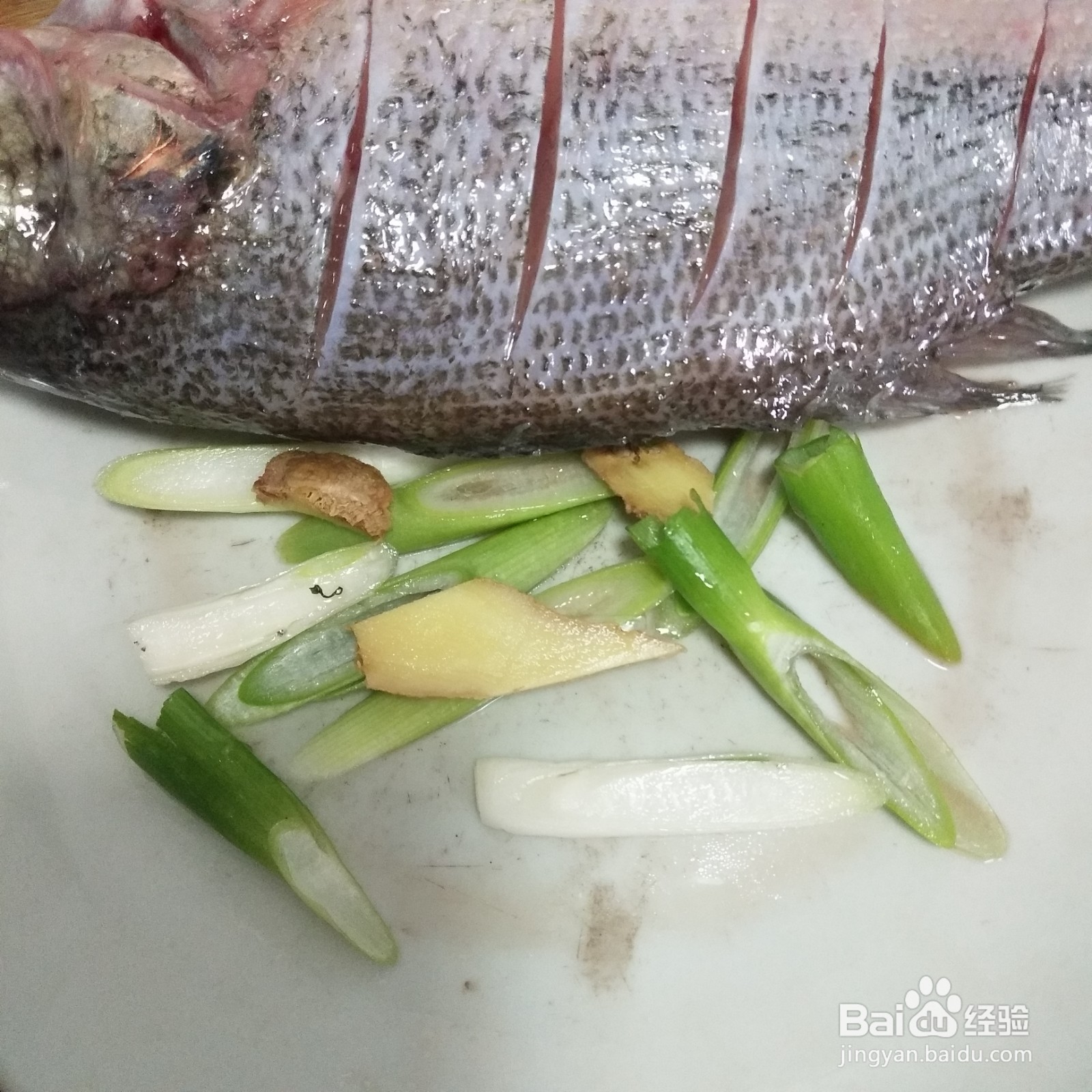 清蒸鲈鱼的家常做法
