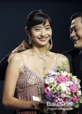 女星韩彩英婚后身材更诱人 性感出席活动