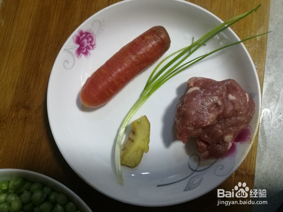 如何做好豌豆米炒胡萝卜花