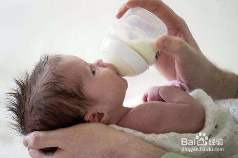 婴儿为什么会吐奶