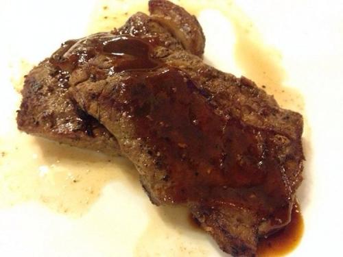 超市买的袋装牛排怎么做，先后顺序。一块牛排，一小袋胡椒酱，一小袋牛排调味油。