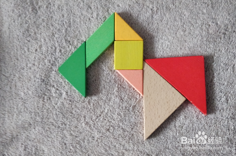 用七巧板怎样拼低下头的长颈鹿？