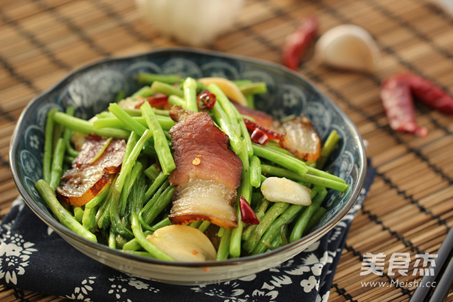 腊肉炒泥蒿的做法