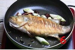 家常美食:红烧鲈鱼