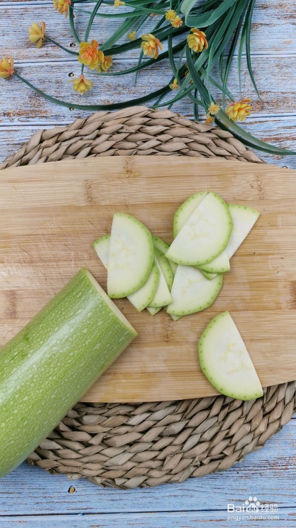 虾米的鲜味配上角瓜：角瓜炒虾米