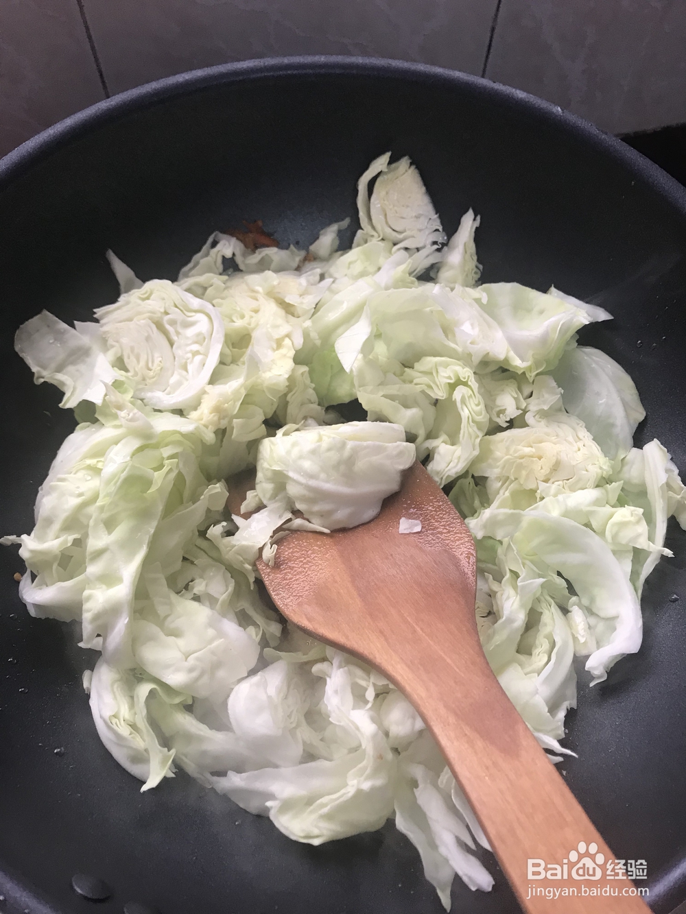 一个人做酸辣包菜