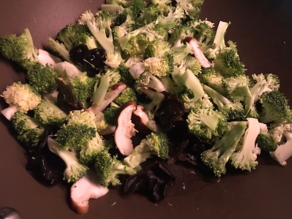 西兰花木耳炒午餐肉