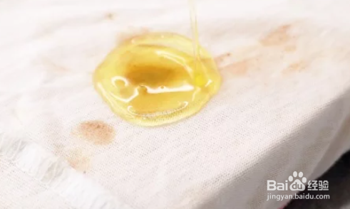 如何去除衣物上的油脂或油渍？