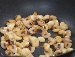 家常小炒菜鸡肉炒口蘑怎么做？