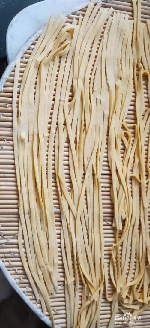 嘿嘿,绝对秘笈,一般人不告诉他~ 7 切面:将擀好的面皮折叠起来,小王