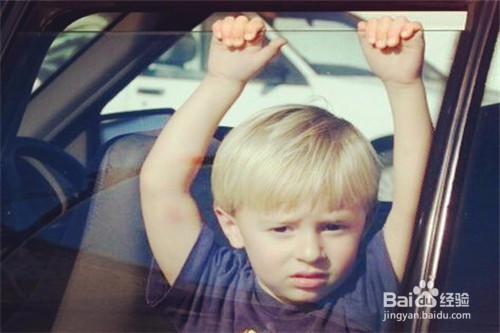 下车时如何不把孩子遗忘在车上