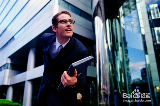 尴尬！第一天上班的菜鸟，撞见上司和女秘书偷情