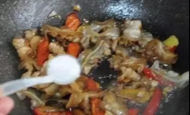 紫苏叶炒猪颈肉