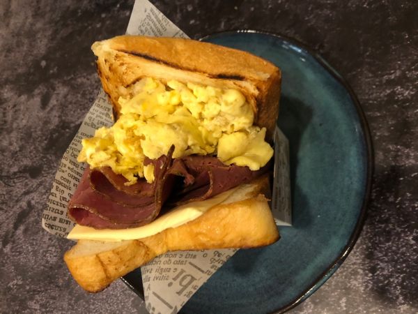 超满足的厚切三明治