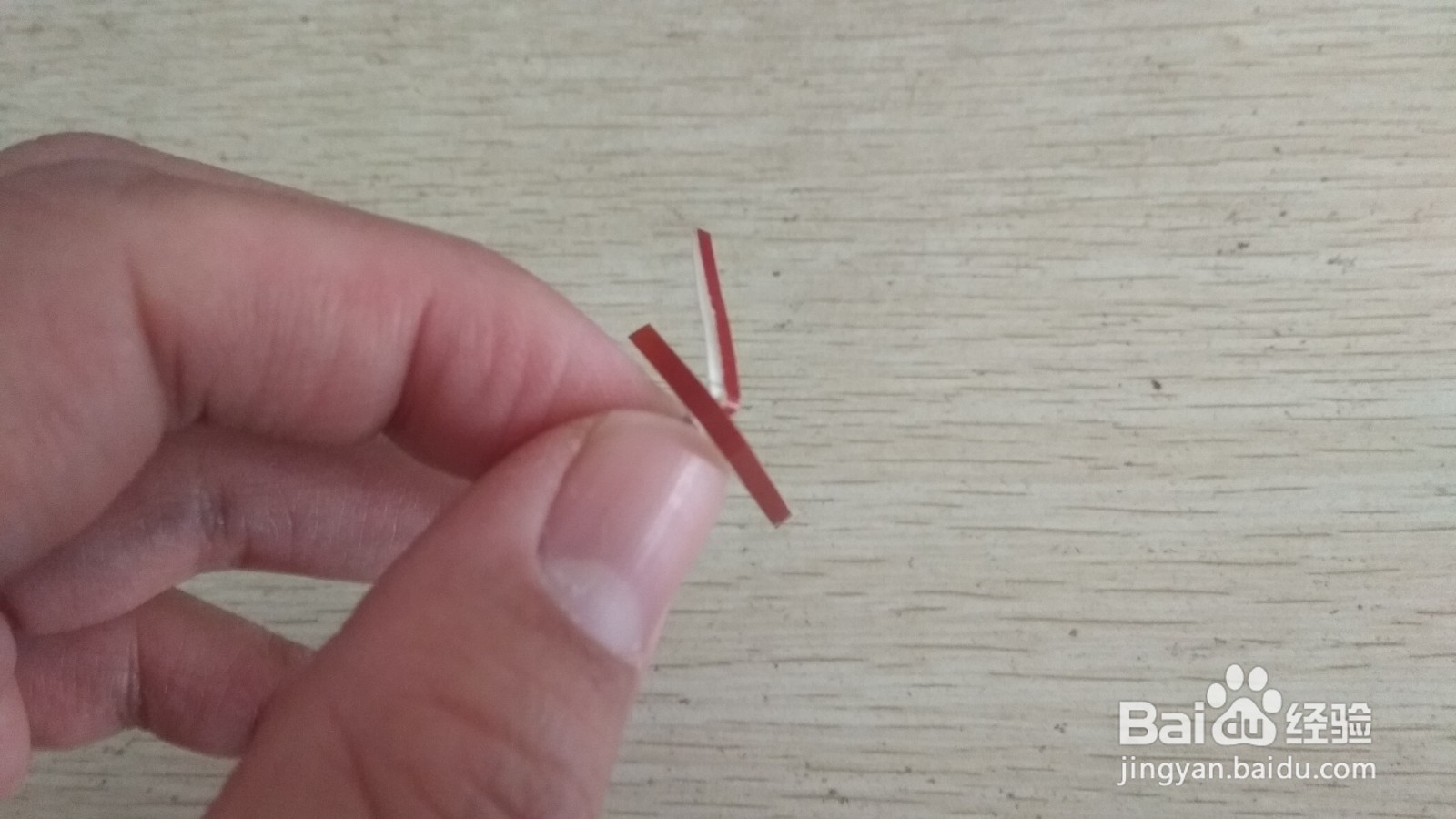 如何用两个细长长方形硬卡纸做简易的中性笔支架