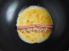 鸡蛋肉松蔬菜卷