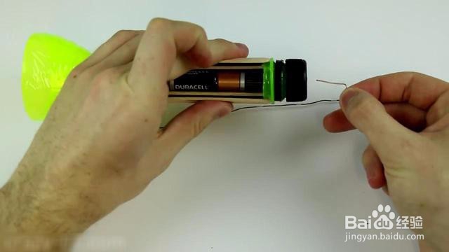 用塑料瓶做手电筒,最后的结果“亮”了。