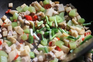 瘦肉炒杂蔬的做法