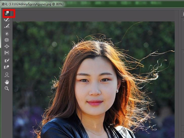 photoshop里如何使照片人物的脸变瘦变长