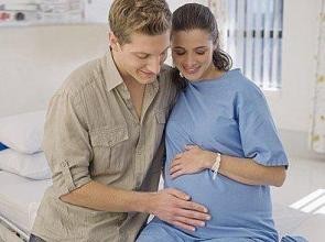 准爸爸跟准妈妈齐参加的胎教