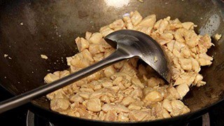 辣椒炒鸡腿肉的做法
