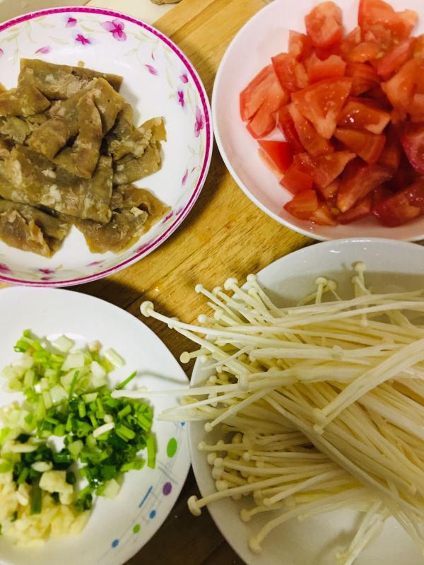 番茄金针菇肥牛卷