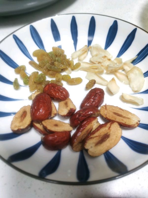 红枣牛奶百合银耳汤