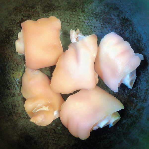 黄豆薏米猪蹄汤