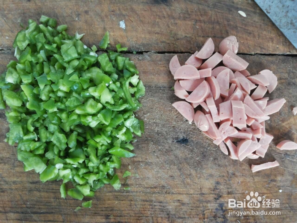 怎么做青椒鸡蛋火腿“小四喜”炒饭