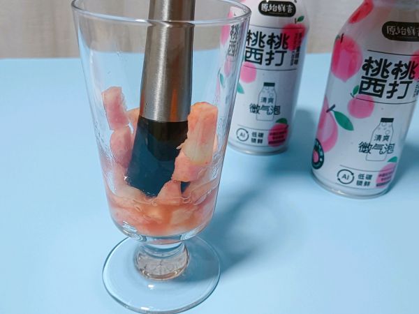 桃桃西打气泡水