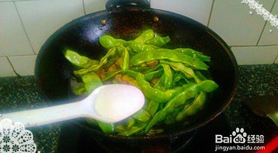 东北家常菜“豆角土豆炖肉”的做法