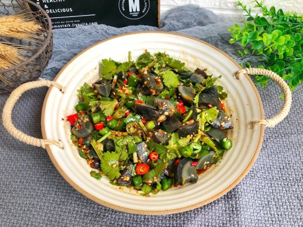 ㊙️火爆香菜拌皮蛋香辣开胃又下饭～