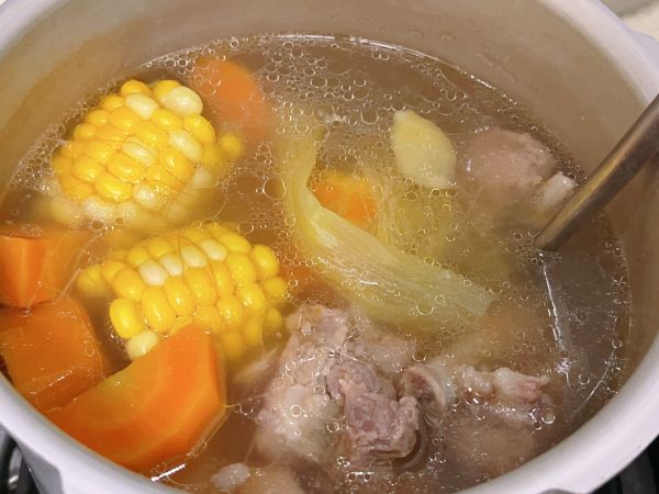 广式排骨莲藕汤